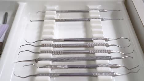 Nahaufnahme-Von-Sterilisierten-Zahnarztinstrumenten-Für-Die-Bearbeitung-Von-Zähnen,-Die-Auf-Einem-Medizinischen-Schrank-Angeordnet-Sind