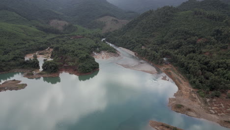 Oscuro-Y-Salvaje-Lago-Y-Montañas-Vietnamitas-Retroceso-De-Drones