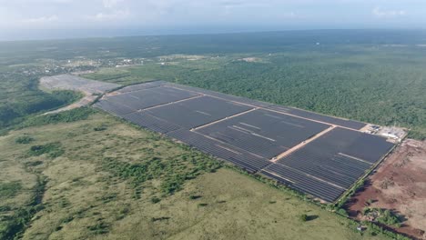 Riesige-Fläche-Von-Sonnenkollektoren-Im-Photovoltaikpark-Von-Cumayasa,-La-Romana-In-Der-Dominikanischen-Republik