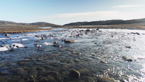 Teilweise-Zugefrorener-Fluss-In-Der-Kanadischen-Tundra