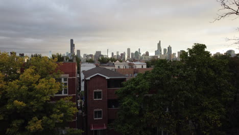 Erklimmen-Sie-Die-Grünen-Parks-Chicagos-Und-Genießen-Sie-Den-Atemberaubenden-Panoramablick-Auf-Die-Berühmte-Skyline-Der-Stadt