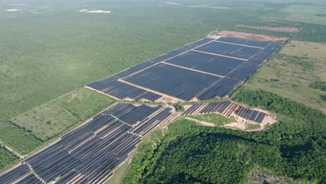 Volando-Sobre-La-Instalación-De-Paneles-Solares-En-La-Azotea-Para-Energía-Renovable-Verde-En-Cumayasa,-República-Dominicana