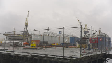 Eine-Neigung-Nach-Oben-Enthüllt-Die-Werft-Von-Seaspan-Inmitten-Regnerischer-Und-Bewölkter-Bedingungen-Im-Norden-Von-Vancouver