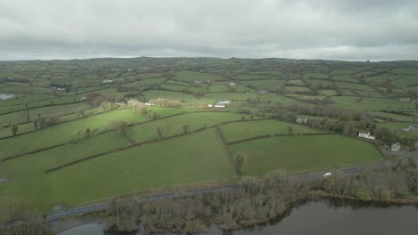 Vista-Aérea-Panorámica-De-Campos-Verdes-Rurales-En-El-Condado-De-Cavan,-Irlanda