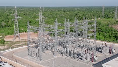 Toma-Aérea-En-órbita-De-La-Subestación-Eléctrica,-Parque-Fotovoltaico,-Cumayasa,-República-Dominicana