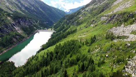 Enorme-Lago-Artificial-En-Un-Valle-Junto-A-Empinadas-Laderas-De-Los-Alpes-En-Kaernten,-Austria