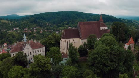 Zitadelle-Von-Sighisoara,-Rumänien-Mit-Kirche-Auf-Dem-Hügel