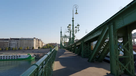 Spaziergang-über-Die-Freiheitsbrücke,-Budapest,-Ungarn