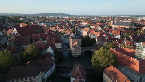 Vídeo-De-Drones-Desde-La-Fachada-Del-Antiguo-Ayuntamiento-De-Bamberg