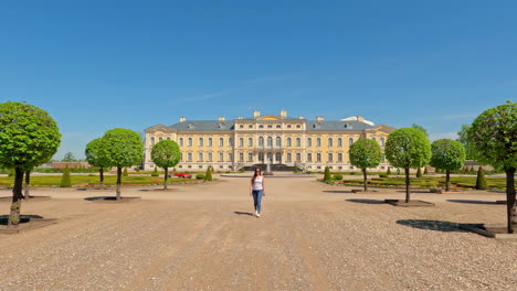 Junge-Frau-Geht-An-Einem-Sommertag-Auf-Das-Schloss-Rundale-In-Riga,-Lettland-Zu