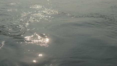 Sonnenlichtreflexion-Auf-Dem-Meerwasser-–-Meerwasser-Wird-Mit-Sonnenlicht-Für-Den-Hintergrund-Reflektiert