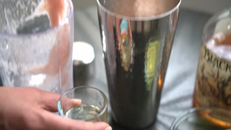 Schnaps-In-Eine-Tasse-Granatapfelsaft-Gießen-Und-Aus-Frischem-Granatapfelsaft-Und-Kernen,-Rum-Limetten-Sirup-Und-Frischen-Zutaten-Einen-Granatapfel-Cocktail-Zubereiten