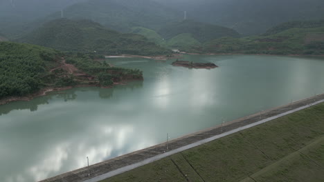 Lago-Vietnamita-De-Color-Verde-Intenso,-Drone-Ametrallado-Durante-El-Día.