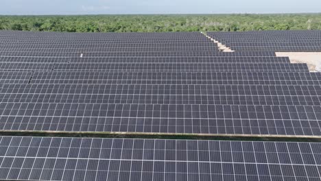 Solarmodule-Auf-Dem-Dach-Für-Grüne-Erneuerbare-Energie-In-Cumayasa,-Dominikanische-Republik