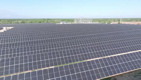 Inmensos-Paneles-Solares-En-Tejados-Para-Energía-Renovable-Verde-En-Cumayasa,-República-Dominicana