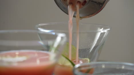 Gießen-Sie-Den-Cocktail-In-Ein-Glas-Und-Machen-Sie-Einen-Granatapfelcocktail-Mit-Frischem-Granatapfelsaft-Und-Samen,-Rum-Limetten-Sirup-Und-Frischen-Zutaten