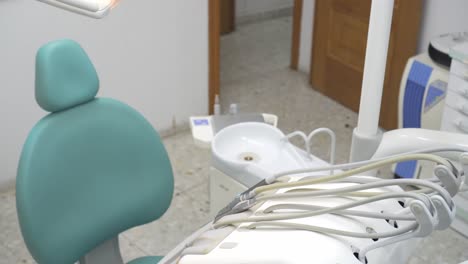 Draufsicht-Auf-Einen-Leeren-Blauen-Zahnarztstuhl-In-Einer-Unbesetzten-Zahnklinik-Mit-Turbinen,-Die-Zur-Verbesserung-Der-Zahngesundheit-Der-Patienten-Aufgestellt-Sind