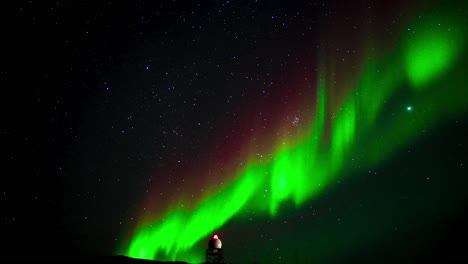 Aurora-Boreal-Bailando-Entre-Estrellas-Sobre-Una-Torre-Distante