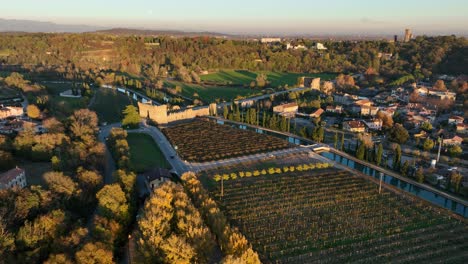 Luftschwenk-Nach-Links,-Drohnenaufnahme-Eines-Italienischen-Dorfes-Zur-Goldenen-Stunde-–-Borghetto-Sul-Mincio