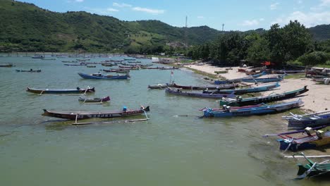 Cientos-De-Barcos-A-Lo-Largo-De-La-Costa-De-Lombok,-Indonesia,-En-Un-Caluroso-Día-De-Verano,-Aéreo