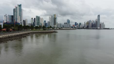 Aerial-Reverse-Along-The-Cinta-Costera-Coastal-Recreation-Trail-With-Spectacular-Views-Of-Downtown-Panama-City-Skyline