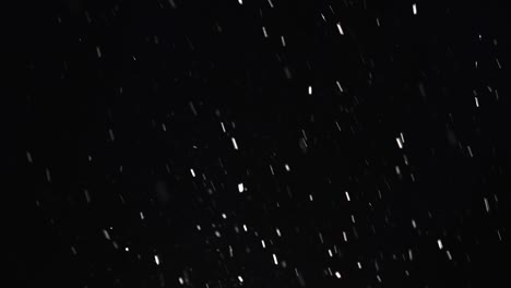 Chaotischer-Schneefall-Vom-Himmel-In-Windbrise-Auf-Schwarzem-Hintergrund,-Dunkle-Nacht