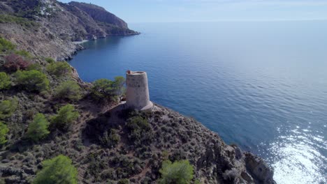 Mittelalterlicher-Wachturm-Neben-Klippen-An-Der-Mittelmeerküste