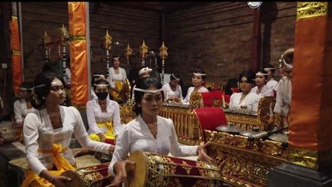 Mujeres-De-Bali-Indonesia-Tocan-Música-Tradicional-Del-Templo,-Concierto-De-Orquesta-Gamelan
