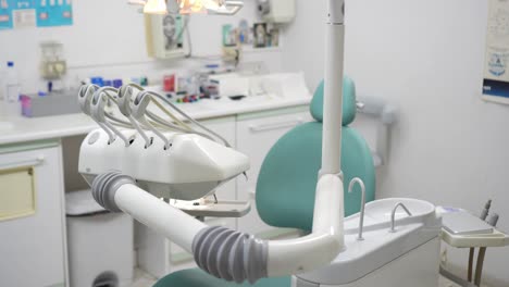 Seitenansicht-Einer-Bescheidenen-Zahnklinik-Ohne-Menschen,-Die-Die-Zur-Behandlung-Von-Mundbeschwerden-Notwendige-Ausrüstung-Des-Zahnarztes-Zeigen