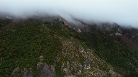 Hohe-Berge-In-Wolken-Und-Nebel,-Rätselhafte-Schönheit-Der-Saisonalen-Wildnis-Des-Mystischen-Herbstes