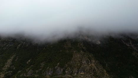 Enigmáticas-Vistas-Invernales:-Picos-Montañosos-Envueltos-En-Niebla-Y-Neblina,-Creando-Una-Atmósfera-Dramática-Y-Llena-De-Suspenso.