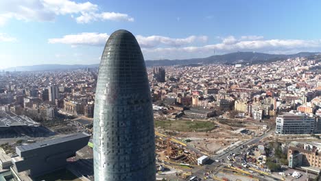 Luftaufnahme-Der-Skyline-Von-Barcelona,-Agbar-Turm,-Spanien