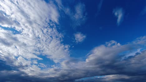 Time-lapse-of-large-clouds-moving-in-the-sky