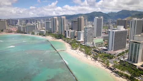 Vista-Aérea-De-La-Playa-De-Waikiki-En-Honolulu-Hawaii-Desde-Un-Helicóptero.