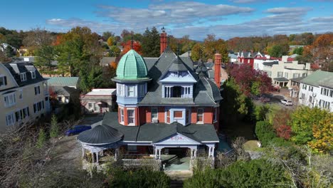 Altes-Viktorianisches-Haus-In-Der-Stadt-Im-Nordosten-Der-USA-Im-Herbst