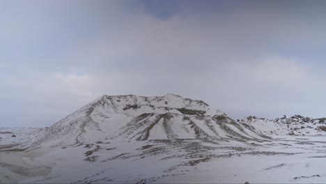 Montón-De-Tierra-Cubierta-De-Nieve-En-La-Tundra-ártica.
