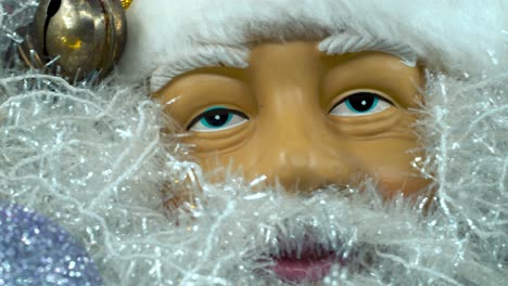 Detaillierte-Nahaufnahme,-Glatter-Schwenk-Nach-Links,-Weihnachtsmann-Spielzeug-Mit-Rotem-Hut-Und-Glocken,-Weihnachtsdekoration,-Traditionelle-Feiertagsgeschenke,-Neujahrsdekoration,-Retro-Geschenk,-4K-Video