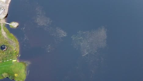 Luftdrohnenaufnahme-Des-Sees-Von-Oben-Nach-Unten-In-Island