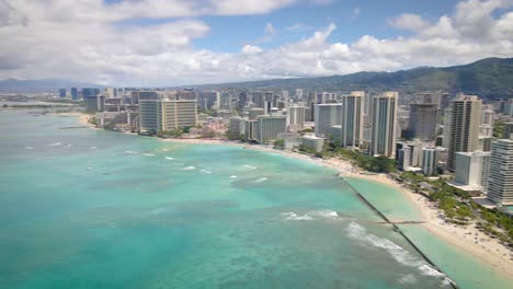 Kuhio-Beach-Park-and-Waikiki-skyscrapers-on-the-coast-of-Honolulu,-Hawaii