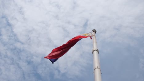 Flagge,-Die-Vom-Wind-Nach-Links-Geweht-Wird,-Während-Sich-Die-Kamera-Vorwärts-Bewegt,-Philippinische-Nationalflagge