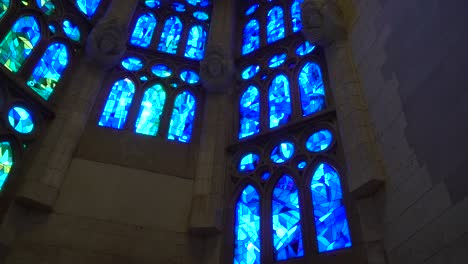 Buntglasfenster-Der-Kirche-Sagrada-Familia.-Barcelona,-Spanien