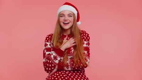 Hübsches,-Positives-Erwachsenes-Mädchen-Im-Weihnachtspullover,-Das-Laut-Lacht,-Nachdem-Es-Eine-Anekdote-Und-Einen-Lustigen-Witz-Gehört-Hat