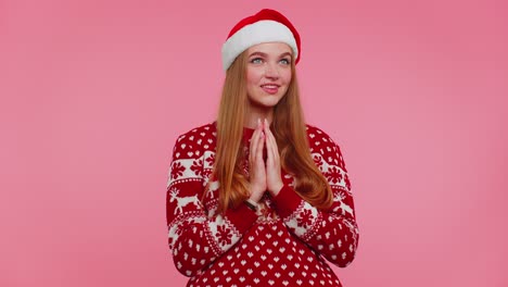 Fröhliches-Mädchen-Im-Weihnachtspullover-Mit-Weihnachtsmann-Motiv,-Das-Eine-Geschenkbox-Bekommt-Und-Sein-Erstauntes-Glück-Ausdrückt