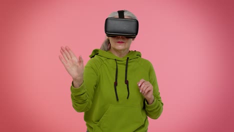 ältere-Frau-Nutzt-Virtual-Reality-VR-App-Headset-Helm,-Um-Simulations-3D-Videospielzeichnung-Zu-Spielen