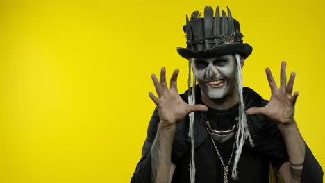 Unheimlicher-Mann-Mit-Schrecklichem-Halloween-Skelett-Makeup,-Der-Versucht,-Angst-Zu-Machen-Und-Nach-Links-Zeigt