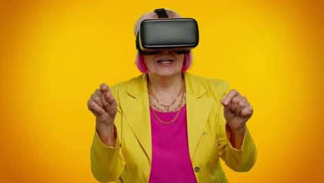 Ältere,-Stilvolle-Oma,-Die-Eine-Headset-Helm-App-Verwendet,-Um-Ein-Virtual-Reality-VR-Simulationsspiel-Zu-Spielen
