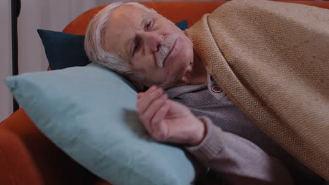 Müder-älterer-Mann,-Der-Im-Bett-Liegt-Und-Sich-Zu-Hause-Ausruht,-Ein-Nickerchen-Macht-Und-Auf-Dem-Sofa-Einschläft