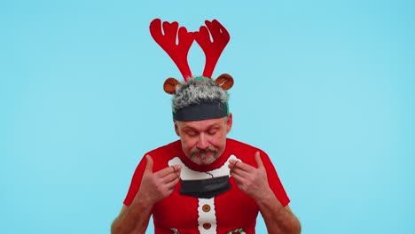 Mann-Im-Weihnachtlichen-Roten-T-Shirt-Mit-Gesichtsmaske,-Um-Sich-Während-Der-Lockdown-Quarantäne-Vor-Dem-Coronavirus-Zu-Schützen