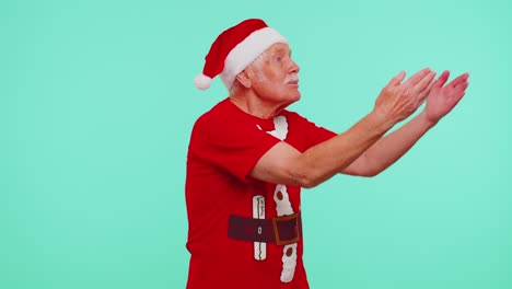 Senior-Weihnachtsgroßvater-Schickt-Viele-Luftküsse-Und-Schaut-Lächelnd-In-Die-Kamera,-Vermisst-Dich,-Liebe