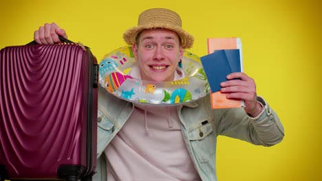 Sommerferien,-Reisender-Tourist-Teenager-Student-Mann-Feiert,-Hält-Reisepass,-Tickets,-Gepäck
